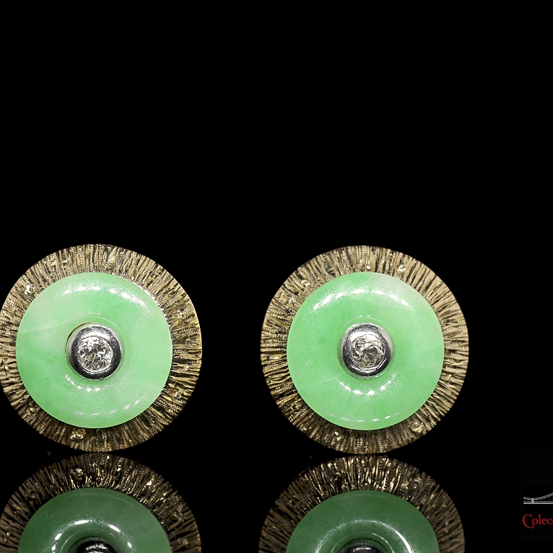 Pendientes oro amarillo con jadeíta y brillante central, pps. s.XX