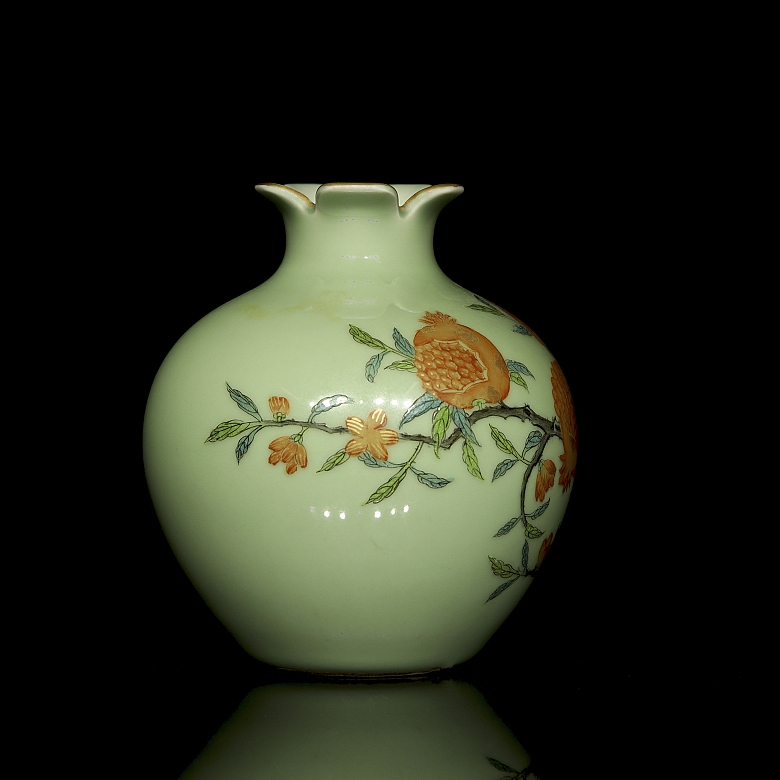 Glazed porcelain vase ‘Pomegranates’, with Qianlong Seal