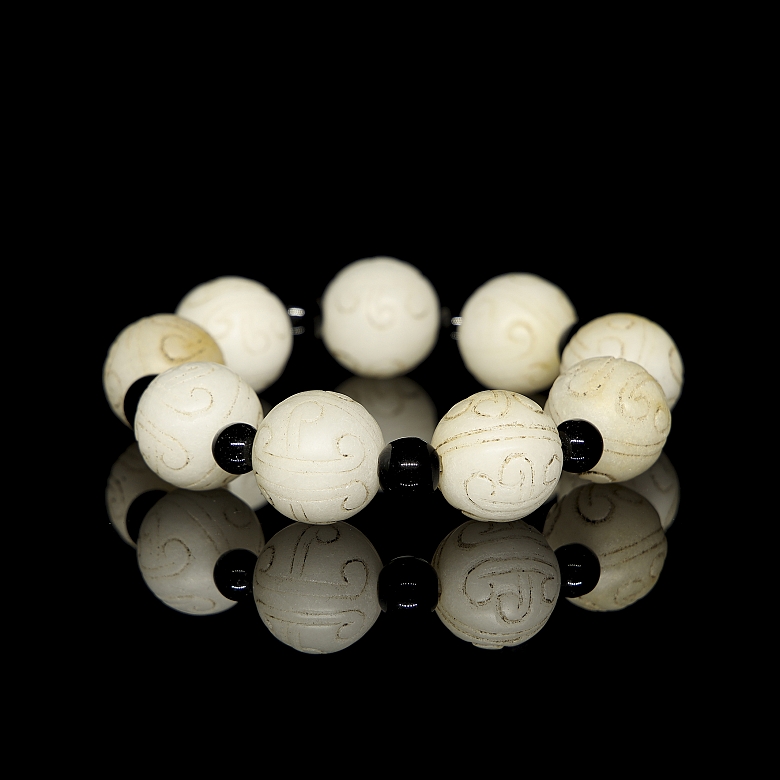 Jade bead bracelet, 20th century - 1