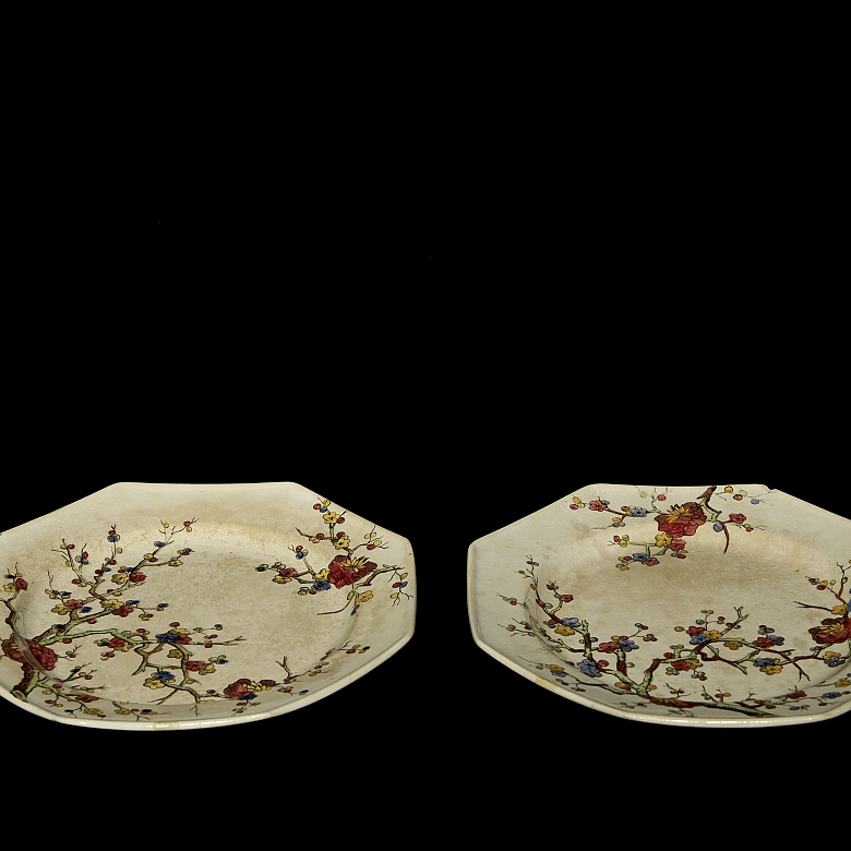 Dos platos de cerámica esmaltada