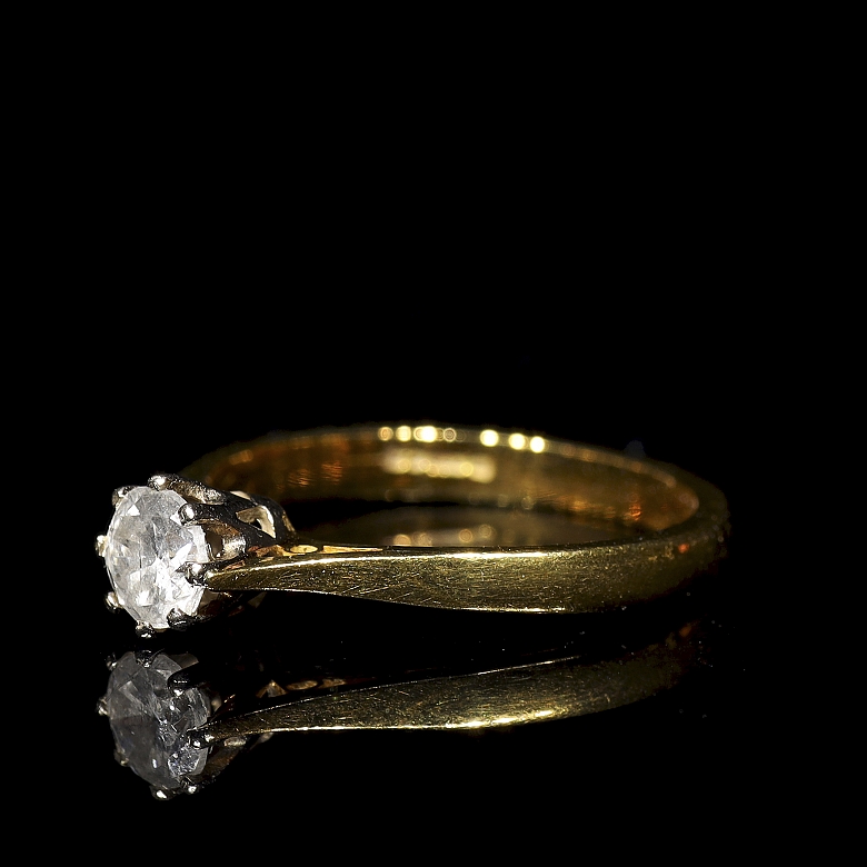 Antiguo anillo solitario de oro amarillo con diamante