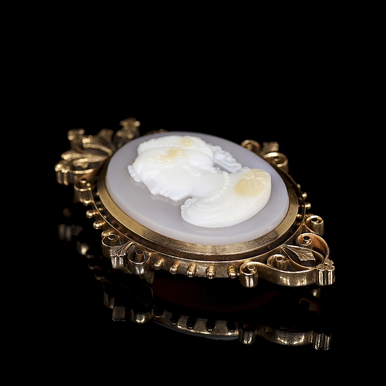 Broche de oro amarillo de 14 k con camafeo