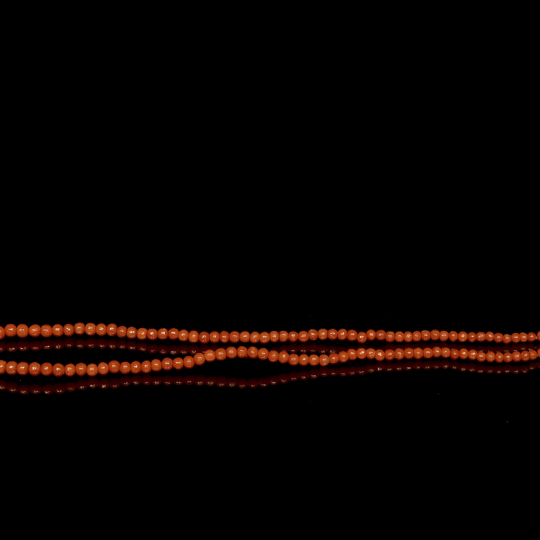 Collar con pequeñas cuentas de coral