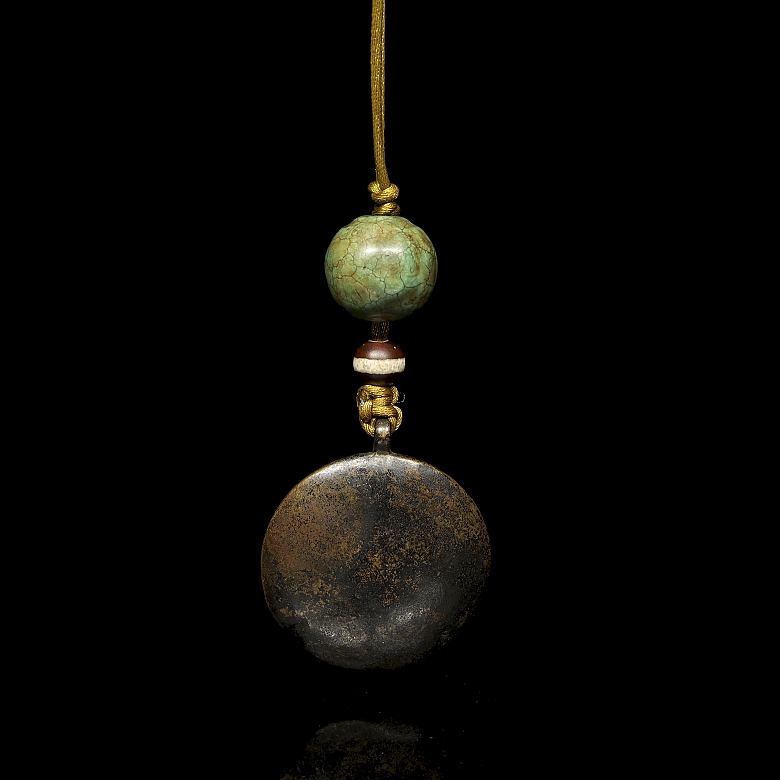 Antiguo colgante astrológico de bronce y turquesa, Tíbet