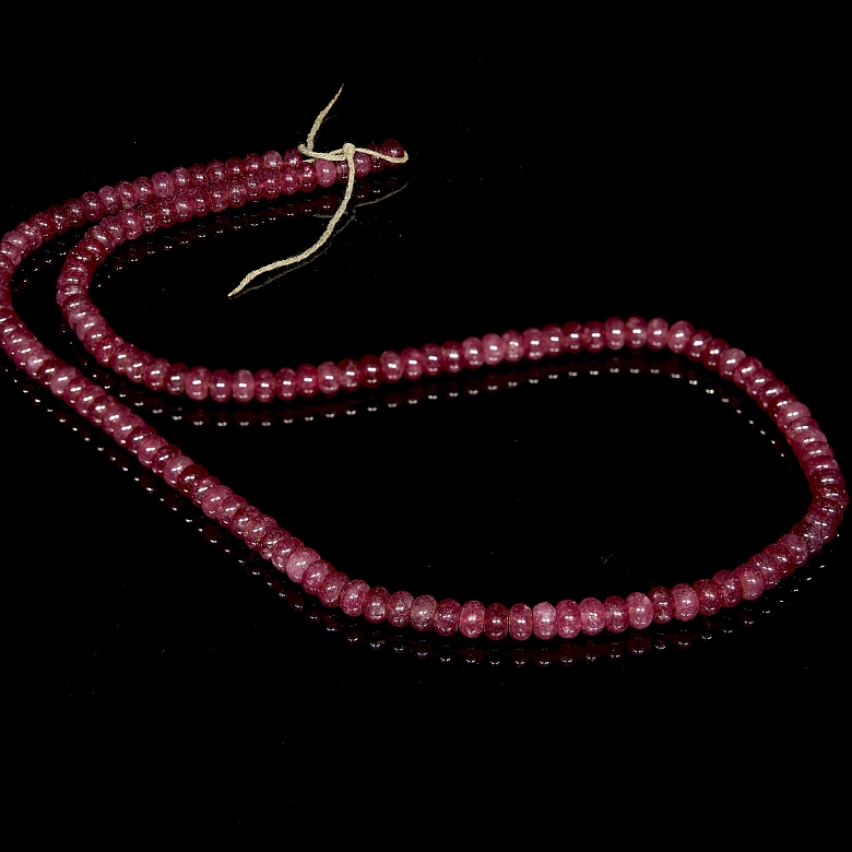 Collar largo de cuentas de rubí