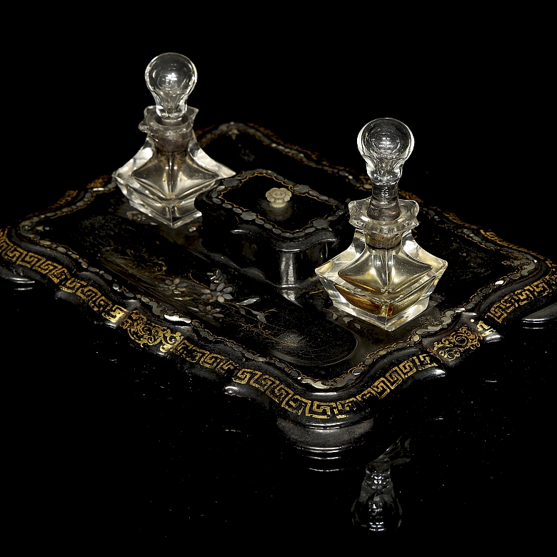 Escribanía victoriana de papier-mâché y nácar, s.XIX