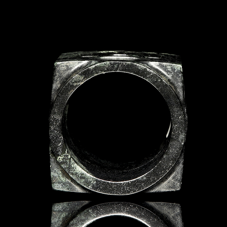 Green jade carving “Cong,” Shang dynasty