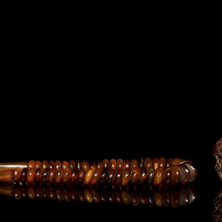 Conjunto de collar y figura de asta tallada, s.XX