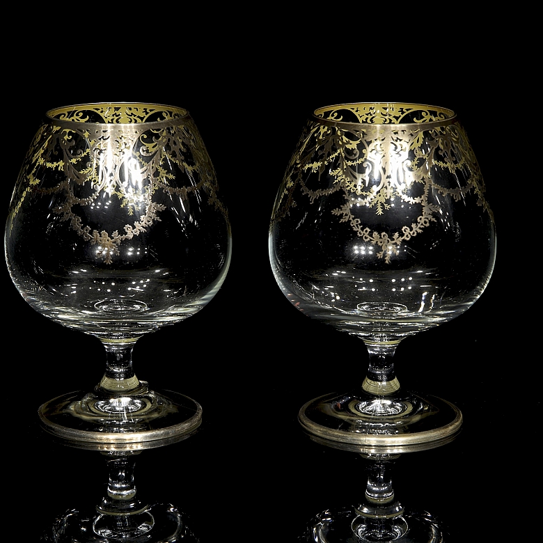 两只饰有金丝细工的干邑酒杯，20世纪