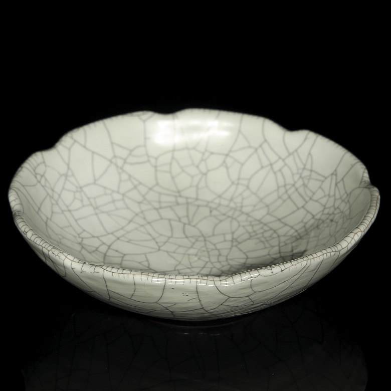 Plato de cerámica lobulado 