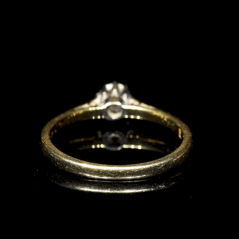 Solitario de oro amarillo de 18K y diamante