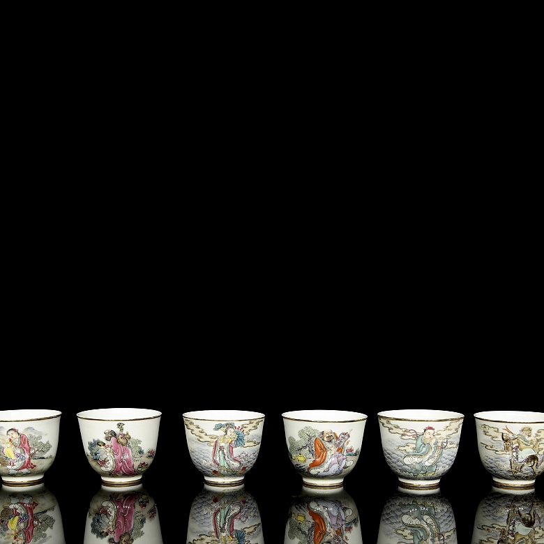 Ocho tazas de porcelana 