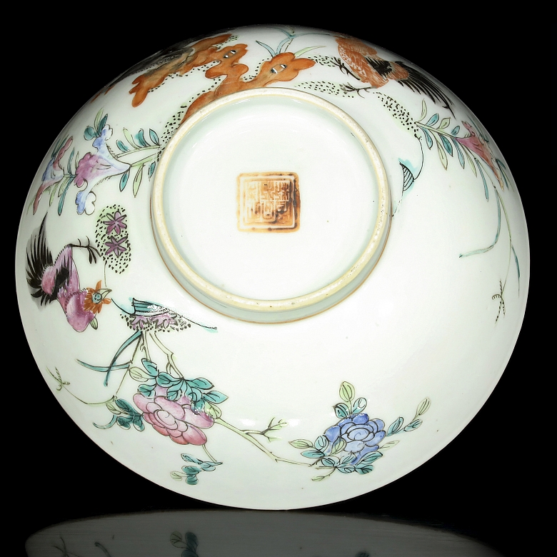 An enameled porcelain 