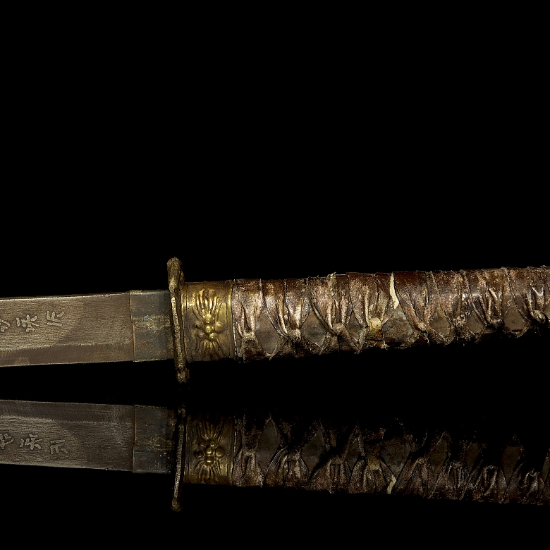 Antigua katana japonesa con vaina