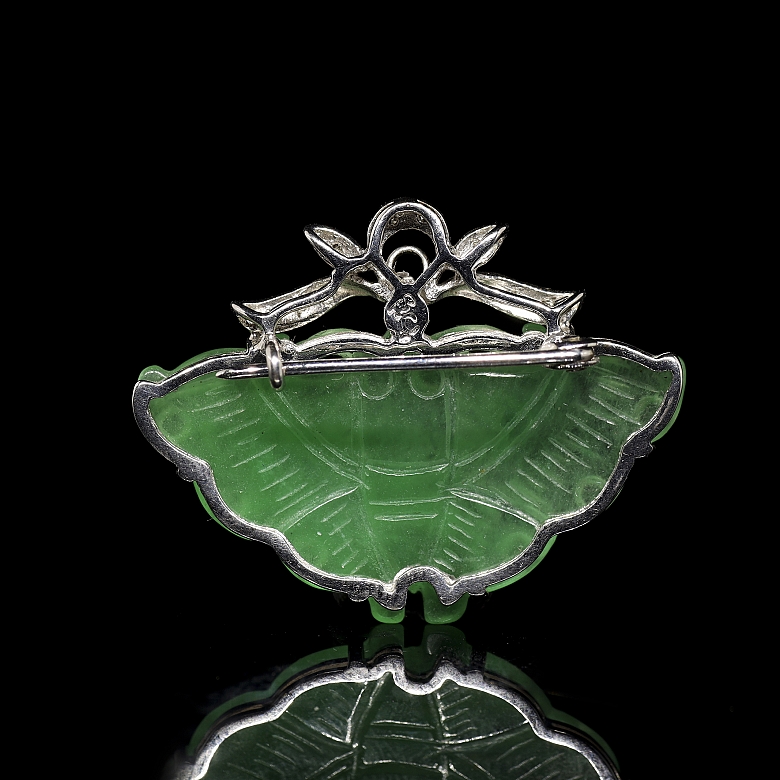 Broche en oro blanco de 18K con mariposa de jade y diamantes