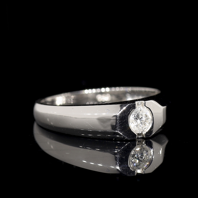 Solitario de oro blanco de 18K con diamante