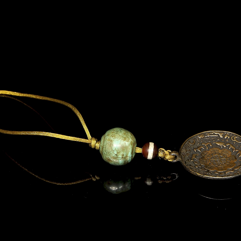 Antiguo colgante astrológico de bronce y turquesa, Tíbet