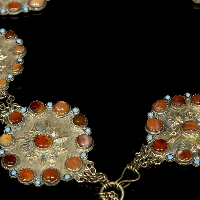 Cinturón de metal repujado con piedras engastadas, s.XX