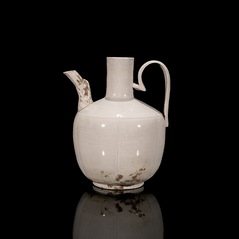 Ceramic jug with cream glaze, Ding kiln