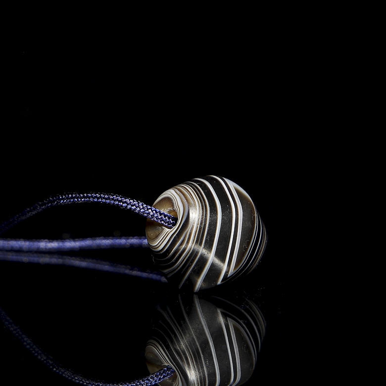 Antigua cuenta de ágata negra tallada