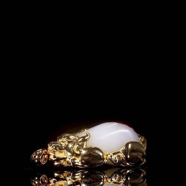 Colgante de jade blanco con montura de metal dorado, dinastía Qing