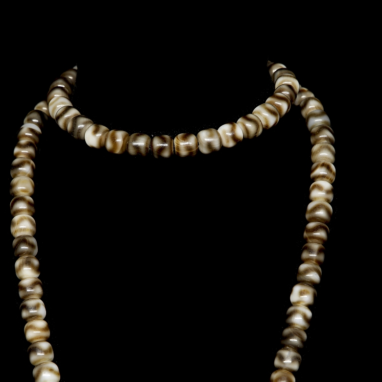 ‘Mala’ necklace with agate beads, Tang style