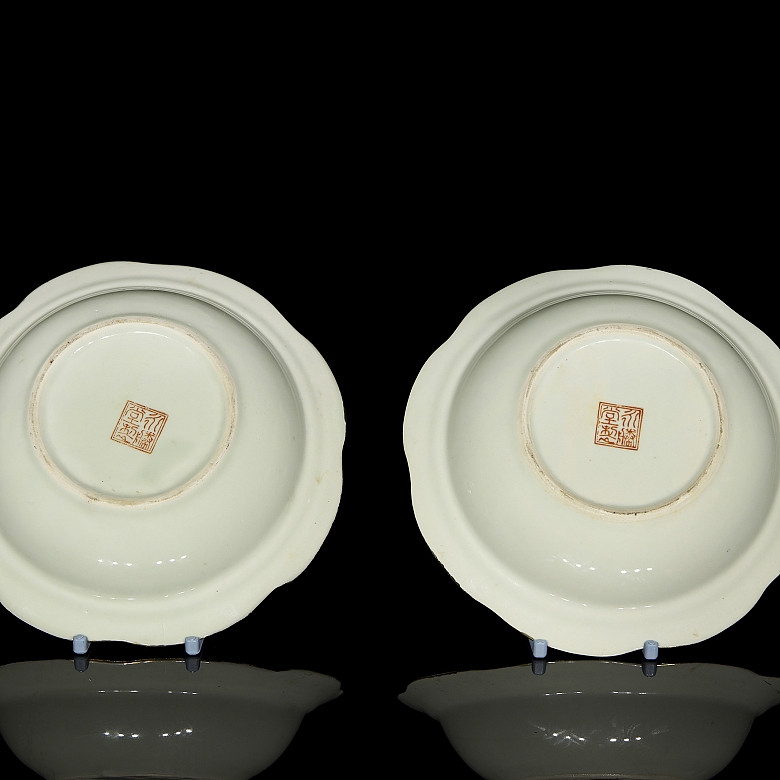 Pareja de platos de porcelana