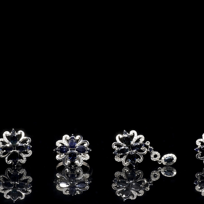 Conjunto en oro blanco de 18K con zafiros y diamantes