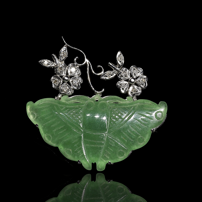 Broche en oro blanco de 18k con jade y diamantes