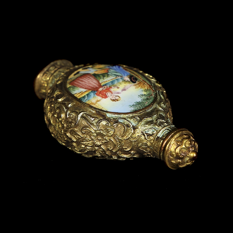 Snuff bottle ‘Gallant Scene’, with Qianlong brand name - 5