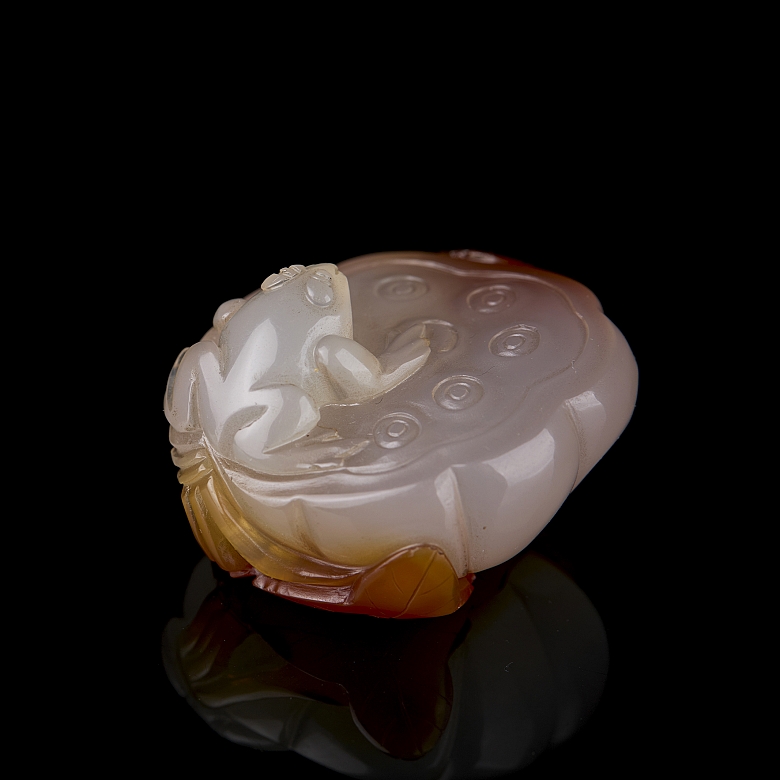 Agate carving ‘Frog on a Lotus’, Qing dynasty