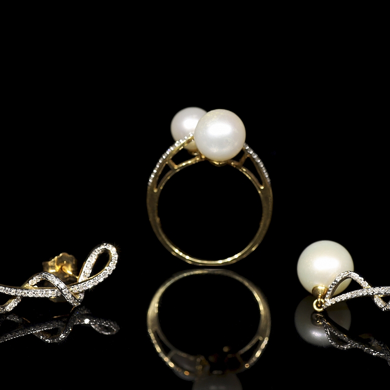 Conjunto de anillo y pendientes de oro amarillo de 18k, perlas y diamantes