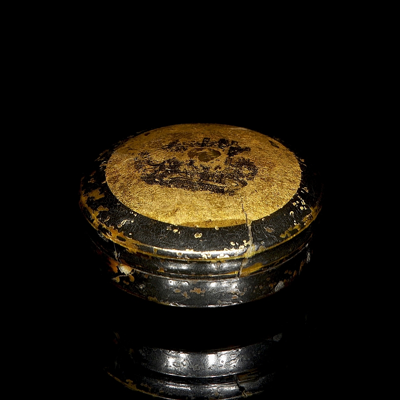Antigua caja-relicario 