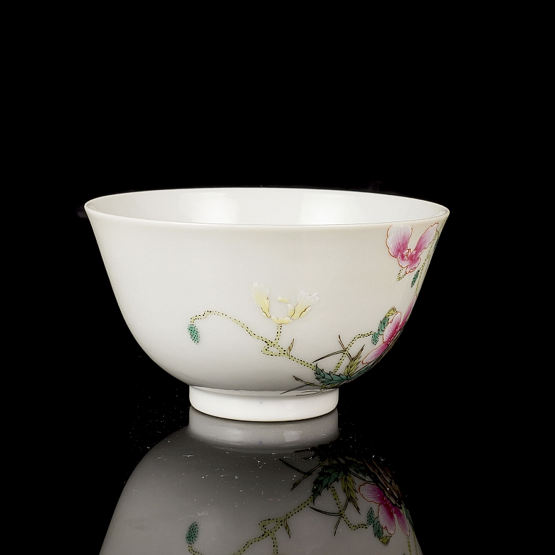 Polychrome porcelain bowl ‘Butterfly’, with Yongzhen seal