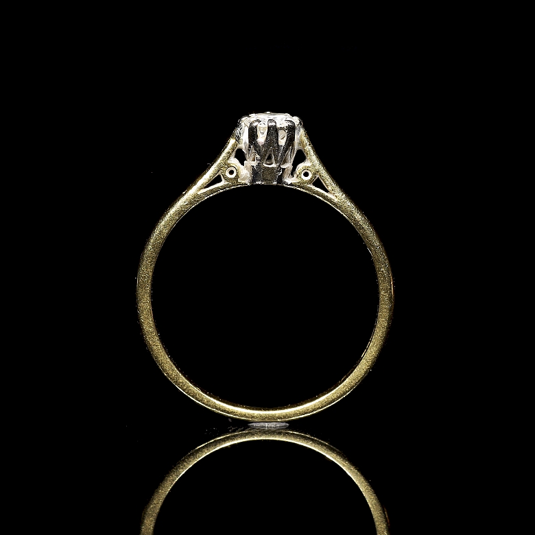 Solitario de oro amarillo de 18K y diamante
