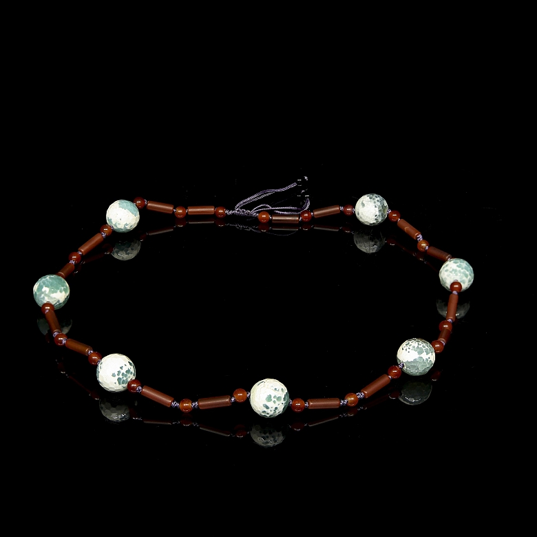 Collar de cuentas de ágata y liulí, dinastía Qing