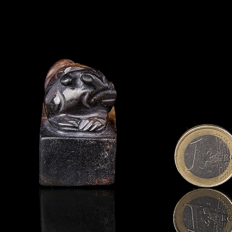 Two-coloured jade seal ‘Auspicious Beast’, Ming dynasty