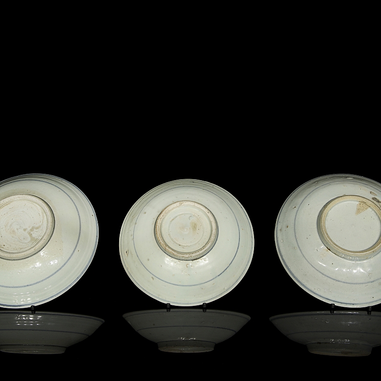 Tres platos de cerámica esmaltada, dinastía Ming