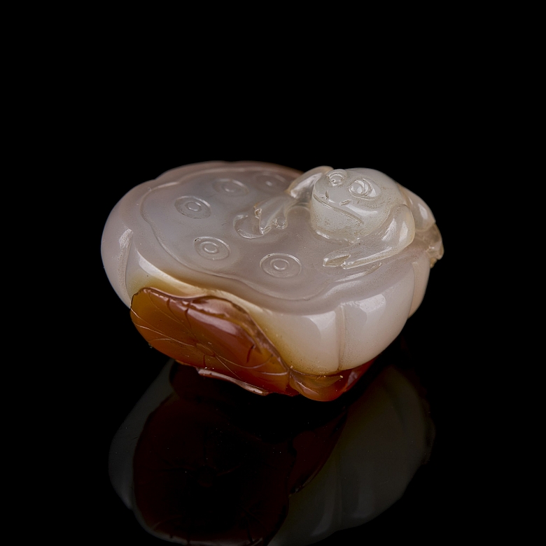 Agate carving ‘Frog on a Lotus’, Qing dynasty
