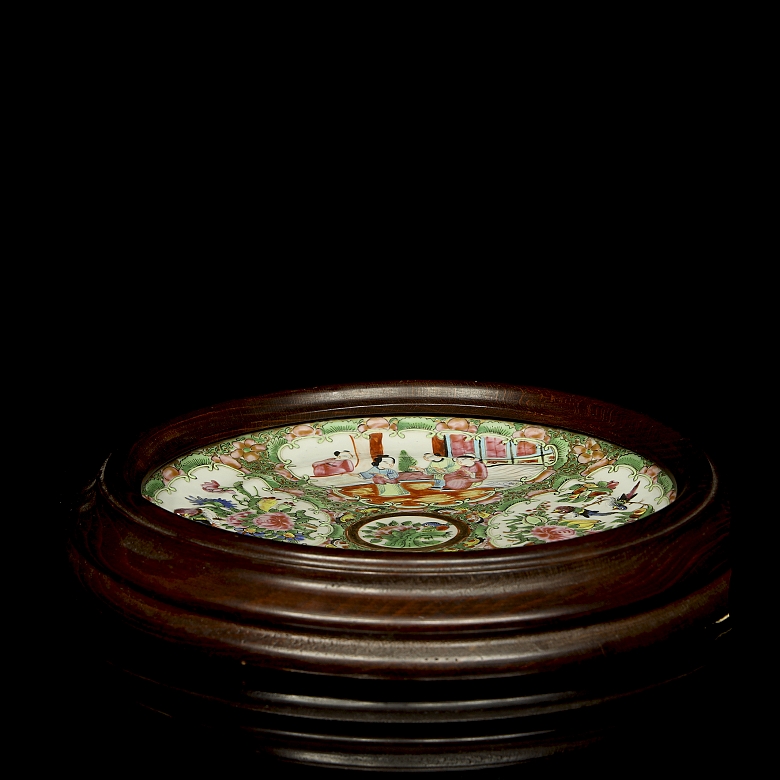 Cantonese porcelain dish with wooden frame, 20th century - 6
