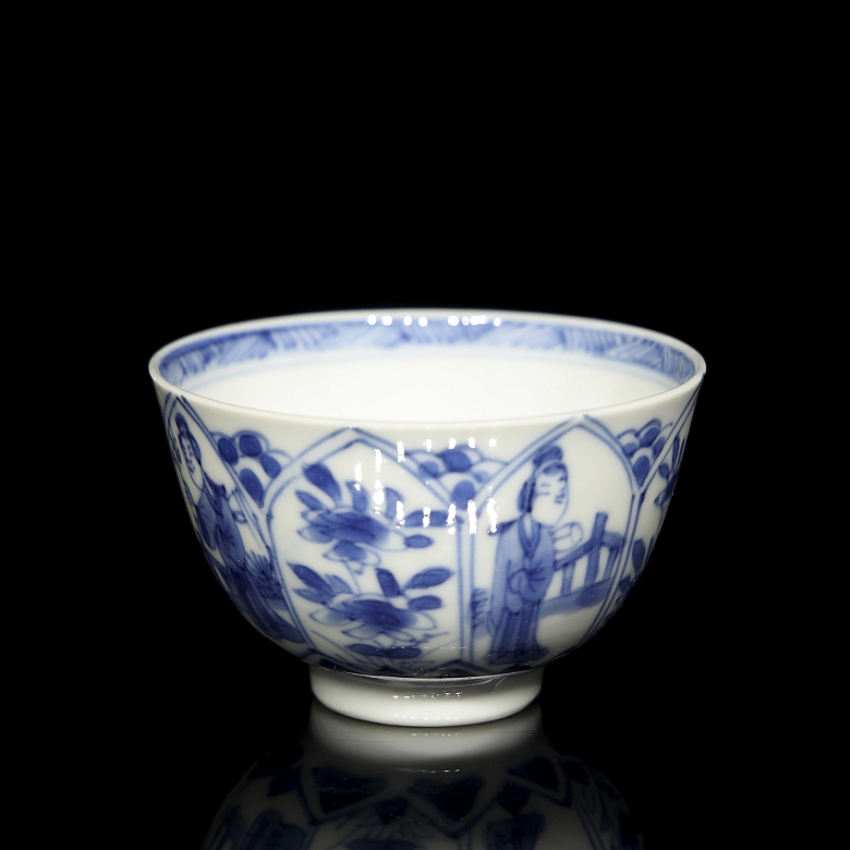 Taza de porcelana con vidriado azul y blanco