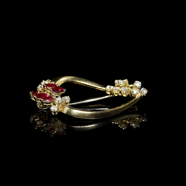 Broche de oro amarillo de 18 kt con rubíes y diamantes