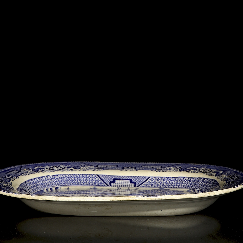 柳树纹托盘，F. Primavesi & Sons，威尔士卡迪夫。19世纪。