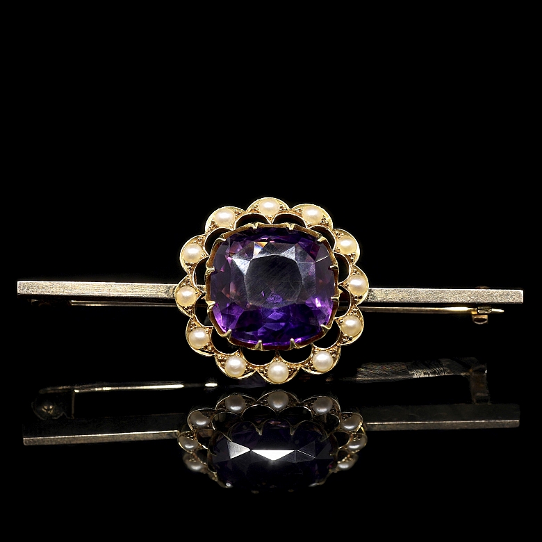 Broche de oro amarillo de 15 kt con amatista y perlas