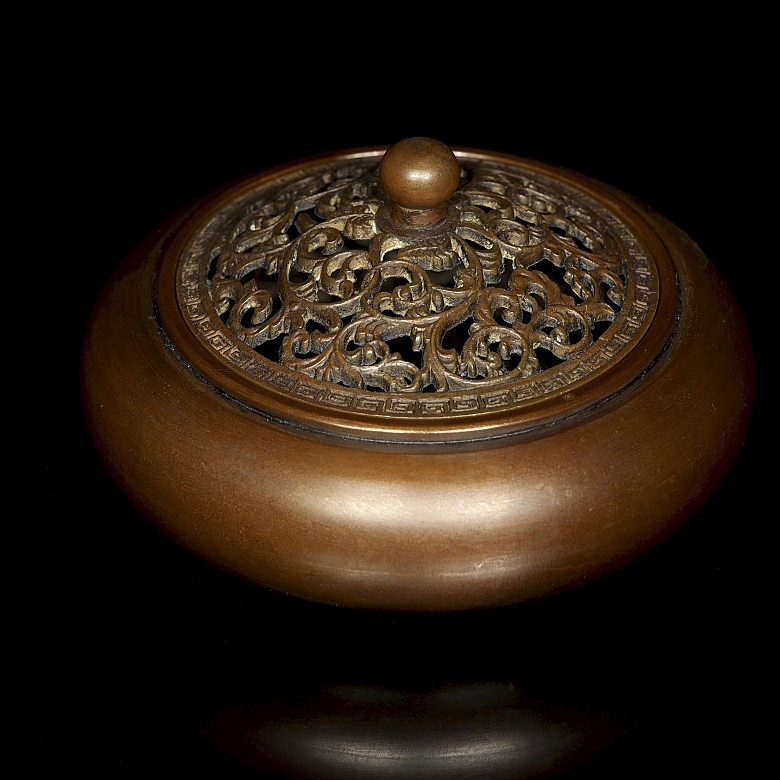 Bronze censer ‘Scrolls’, with a Xuan mark
