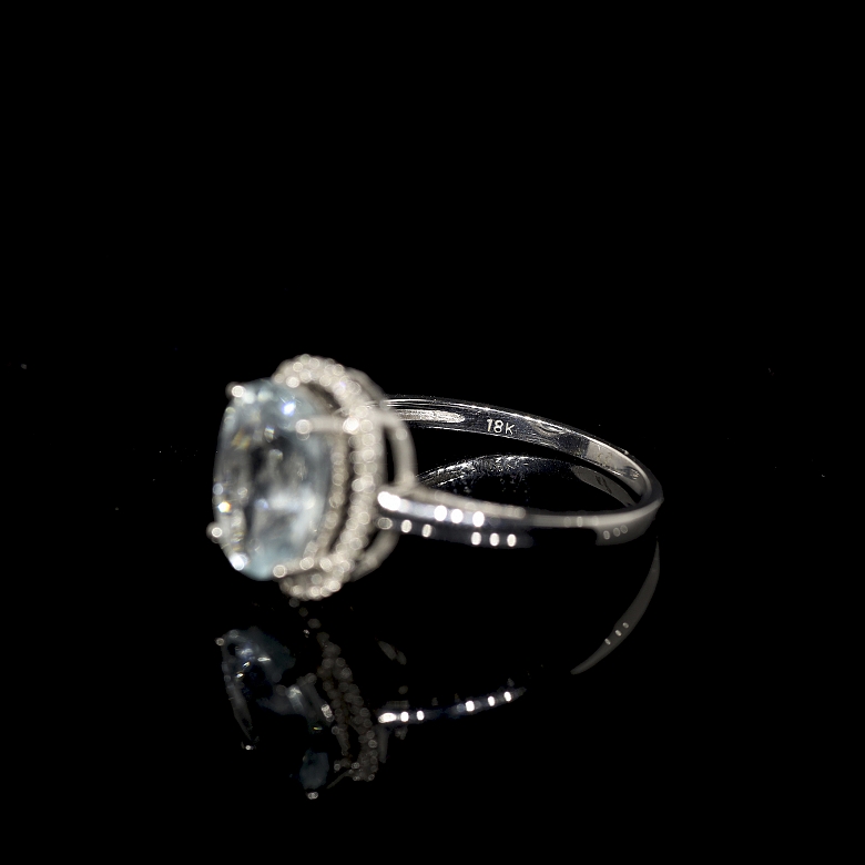 Anillo con aguamarina y diamantes en oro blanco de 18k