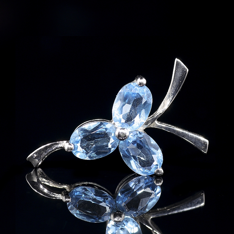 Colgante de oro blanco de 18k con topacios