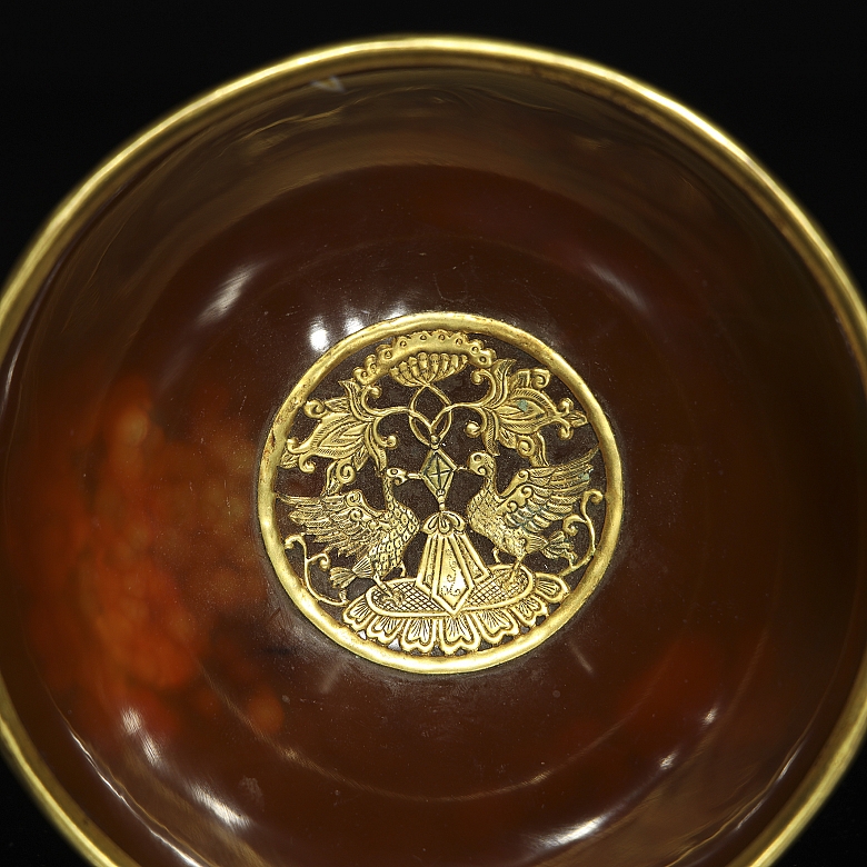 Cuenco de ágata con aplicaciones de metal dorado, dinastía Liao