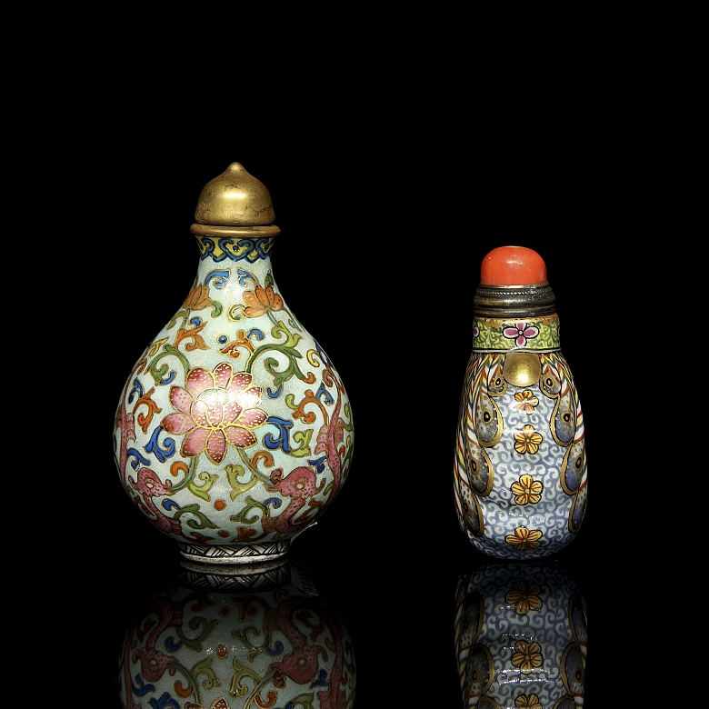 Dos botellas de rapé de porcelana esmaltada, con sello Qianlong