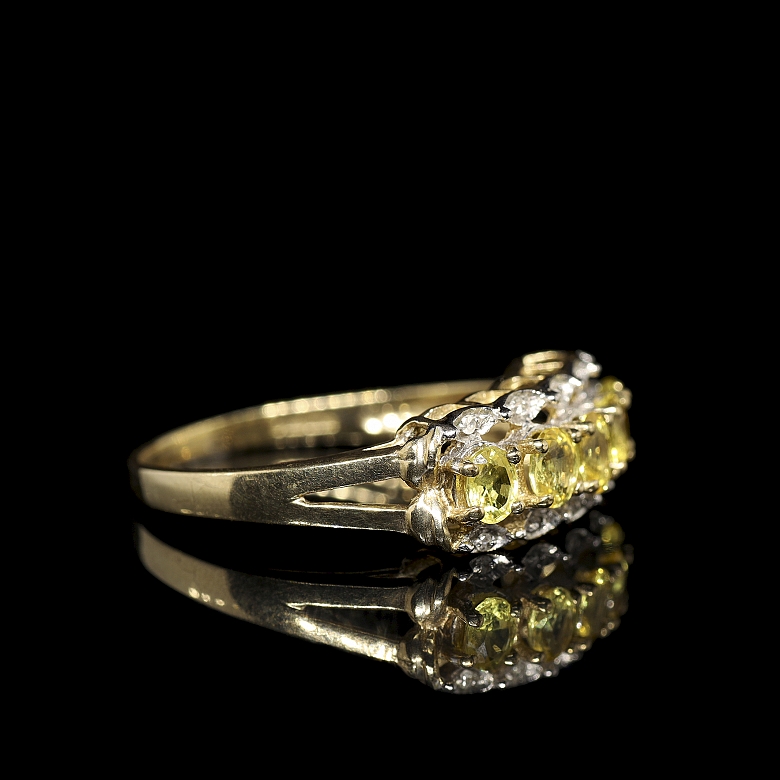 Anillo de oro amarillo de 9 kt con gemas amarillas y diamantes